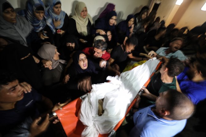 İsrail askerlerinin şehit ettiği Filistinli toprağa verildi