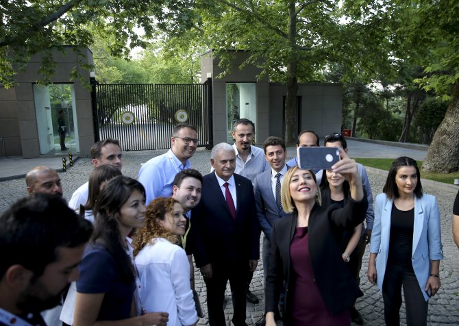 Başbakan Yıldırım basın mensuplarıyla vedalaştı