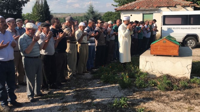 Eşini son yolcuğuna uğurladı