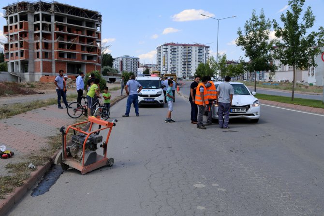 Otomobilin çarptığı asfalt işçisi ağır yaralandı