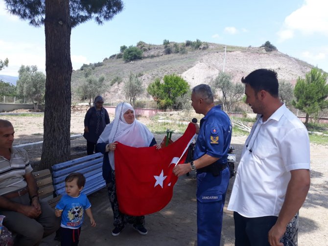 Mihalgazi'den Afrin'e örgü Türk bayrağı gönderildi