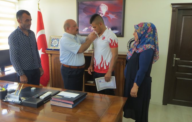 İşitme engelli güreşçi Savaş Karakaya'ya ödül