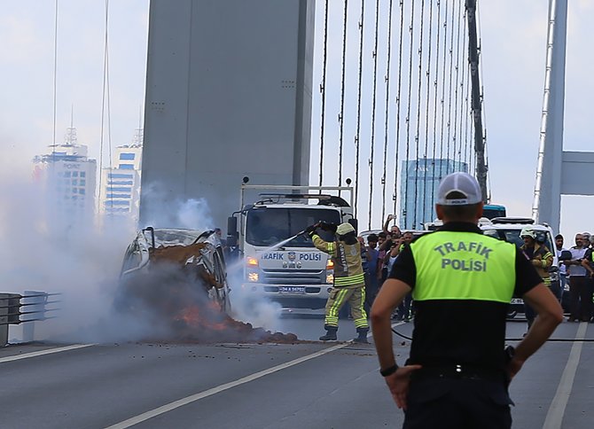 15 Temmuz Şehitler Köprüsü'nde otomobil yandı