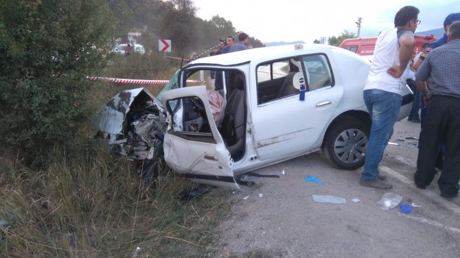 Bolu'da otomobil ile kamyonet çarpıştı: 2 ölü, 6 yaralı