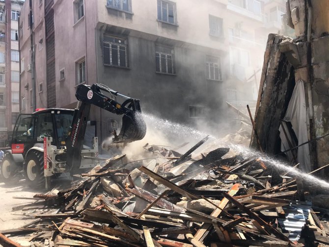 GÜNCELLEME 2 - Mersin'de kullanılmayan bir bina çöktü
