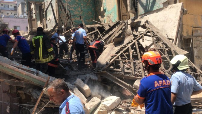 GÜNCELLEME - Mersin'de kullanılmayan bir bina çöktü