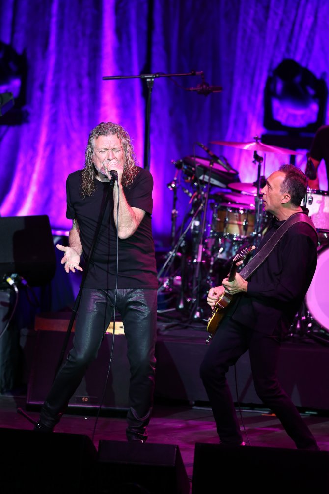 Robert Plant ve The Sensational Space Shifters konser verdi