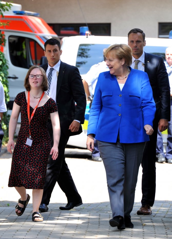 Anaokulu öğrencilerinden Merkel'e 65'inci yaş sürprizi
