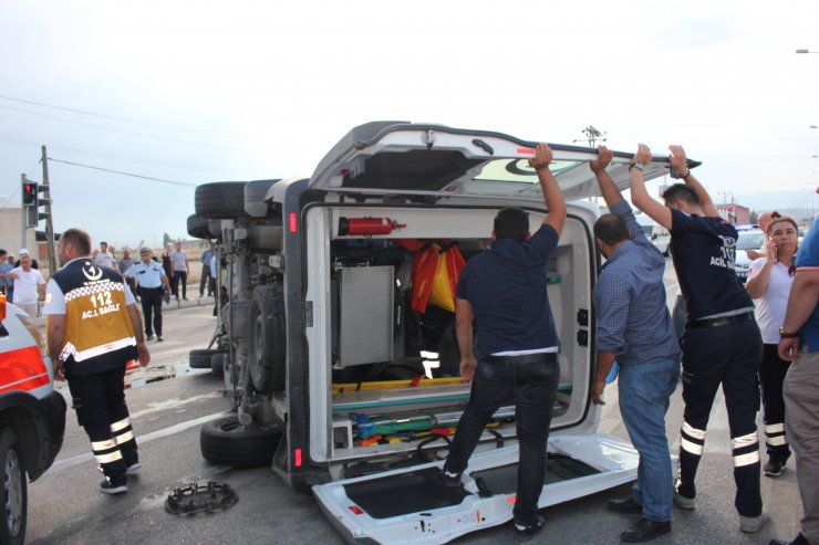 Amasya'da ambulansla otomobil çarpıştı