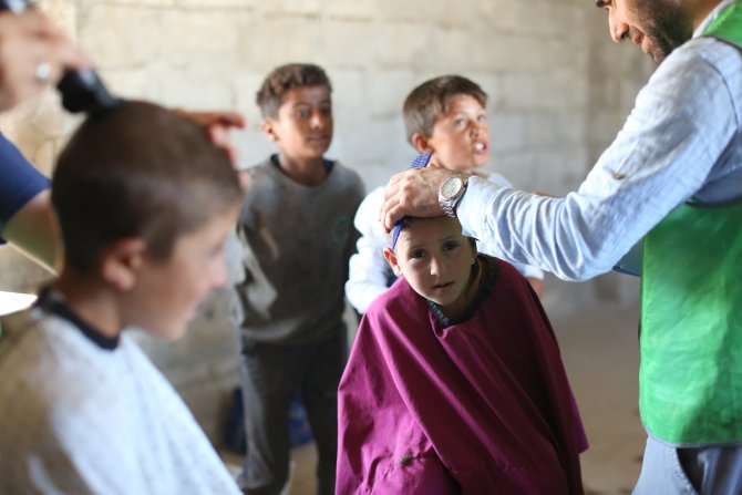 Gönüllü Türk berberler Suriye kamplarında