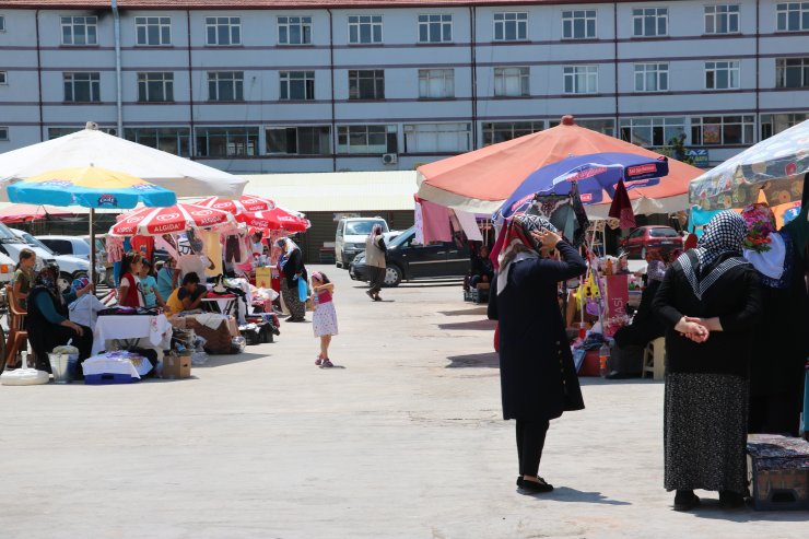Beyşehir'de anneler pazarında ilk satış yapıldı