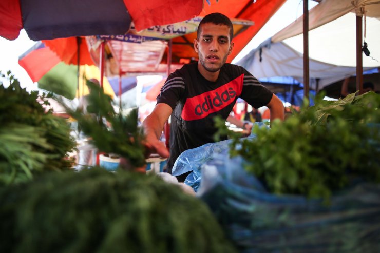 İsrail'in yaraladığı Filistinli genç koltuk değneğiyle geçim mücadelesi veriyor