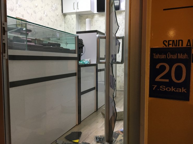 Kuyumcu'ya giren hırsız güvenlik kamerasına yakalandı