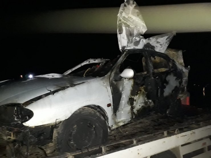 Samsun'da bariyerlere çarpan otomobilin alev alması