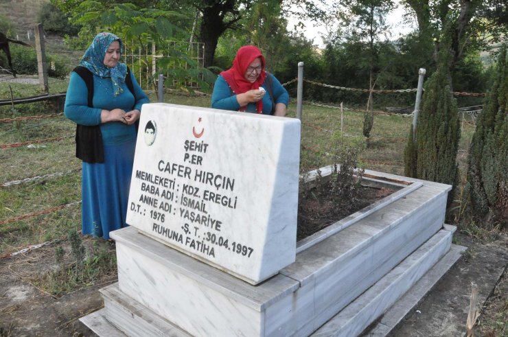 Eşinin bulunması için şehit oğlunun mezarında dua ediyor
