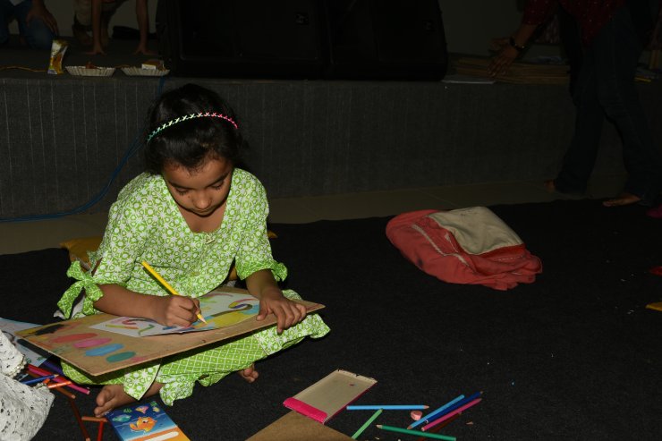 Pakistanlı çocuklar "kamyon boyama sanatını" öğreniyor