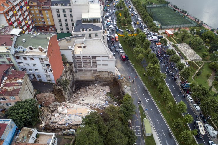 Beyoğlu'ndaki toprak kayması