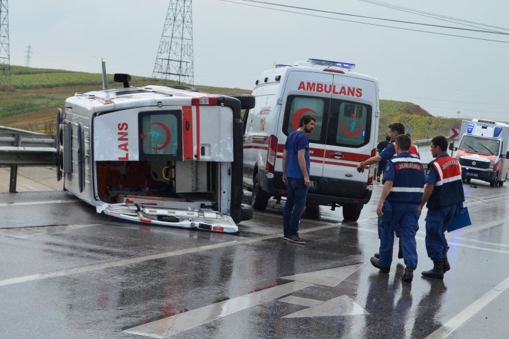 Hasta taşıyan ambulans devrildi: 4 yaralı
