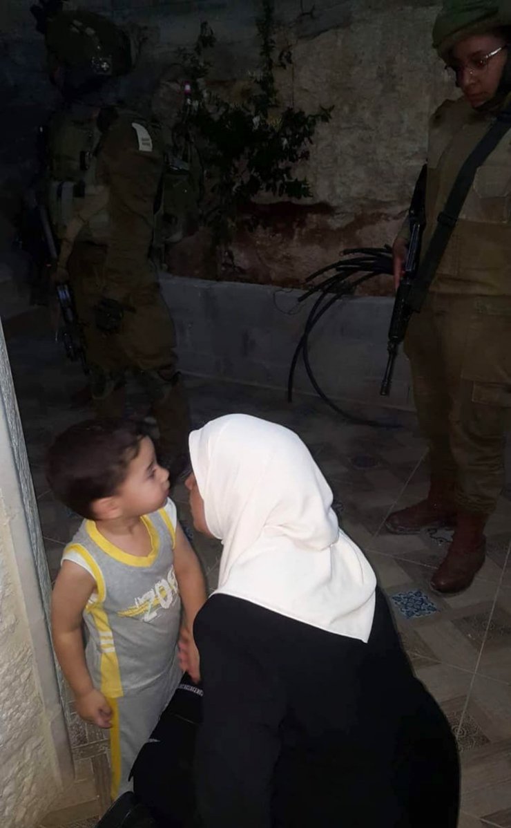 İsrail, Filistinli kadın yazarı "kaba bir şekilde" sorguluyor