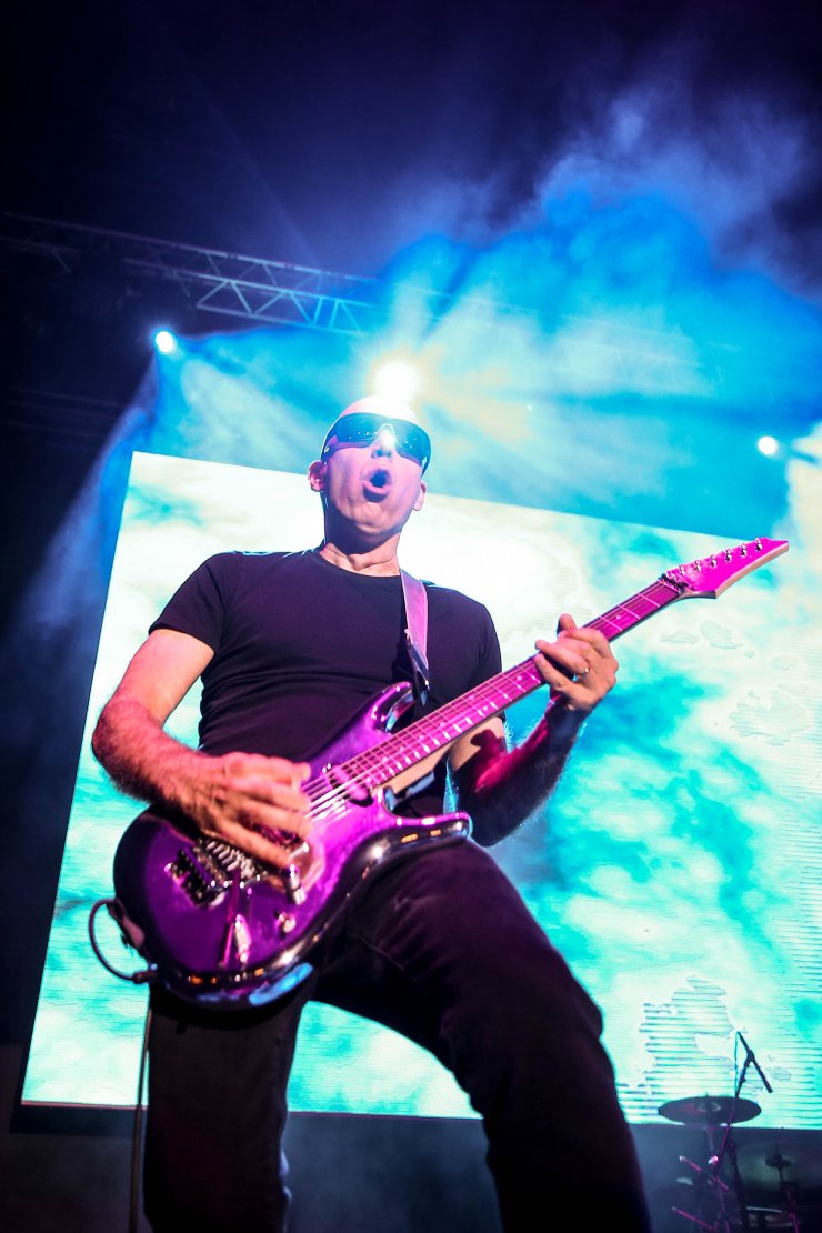 Joe Satriani konser verdi