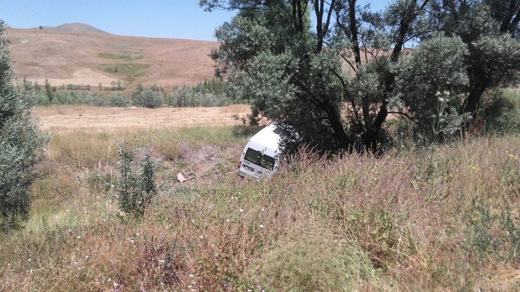 Minibüs şarampole devrildi: 1 yaralı