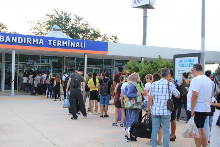 Bandırma Feribot İskelesi'nde yoğunluk