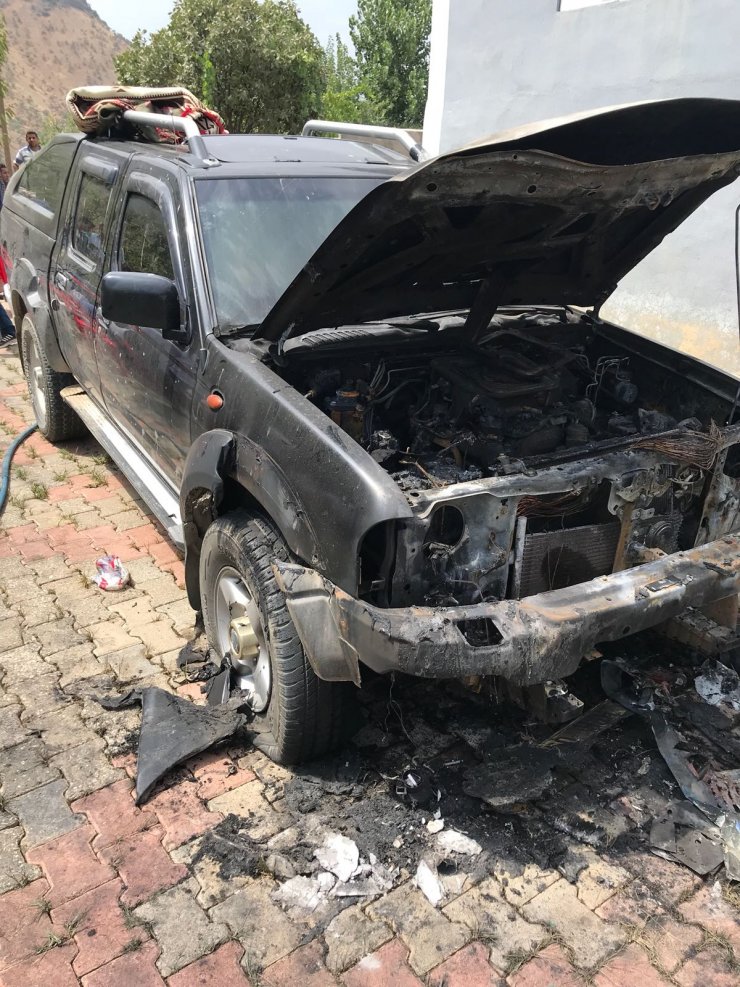 AK Partili milletvekili Dinç'in korumalarına ait araç kundaklandı