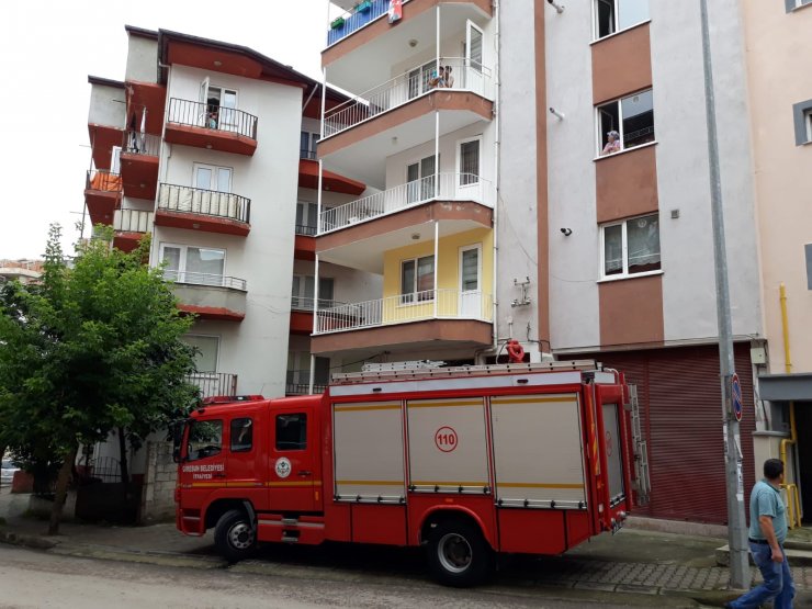 Balkon demirlerine sıkışan çocuğu itfaiye kurtardı