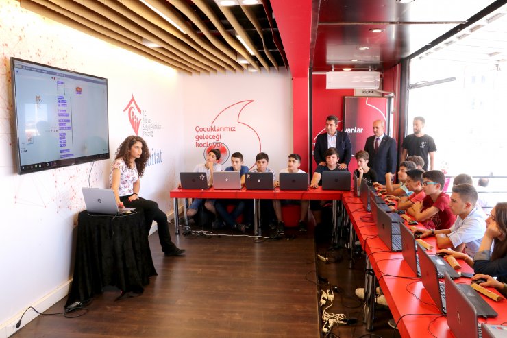"Yarını Kodlayanlar Tırı" öğrencilerle buluştu