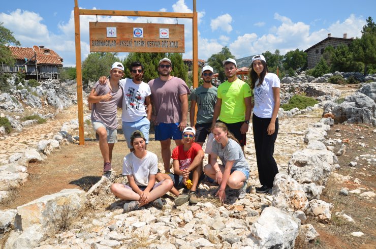 Genç gönüllüler, tarihi antik yolda çalışıyorlar
