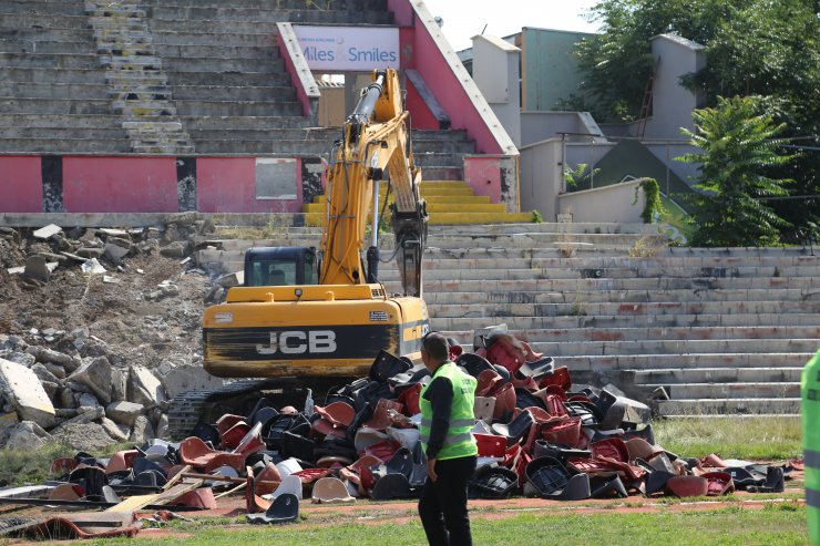 Eskişehir'de "millet bahçesi" için stadın yıkımına başlandı