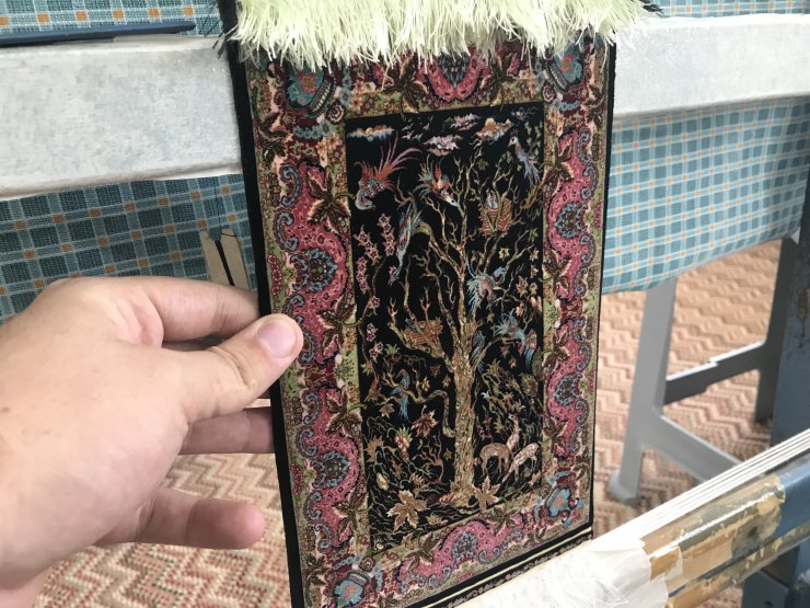 Bu halıların santimetrekaresi üç günde dokunuyor