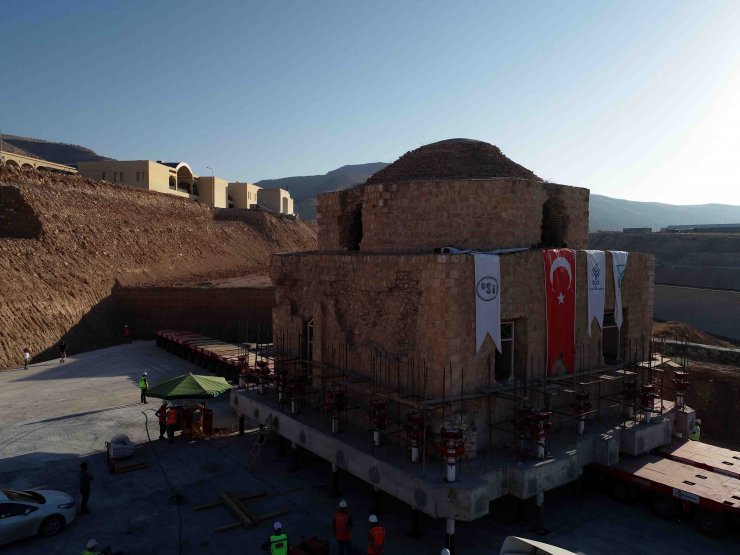 Tarihi Artuklu Hamamı'nın yerine indirilmesi çalışmaları