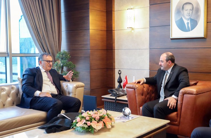 Bakan Varank, 5G teknolojisinde çığır açan Türk profesörle görüştü