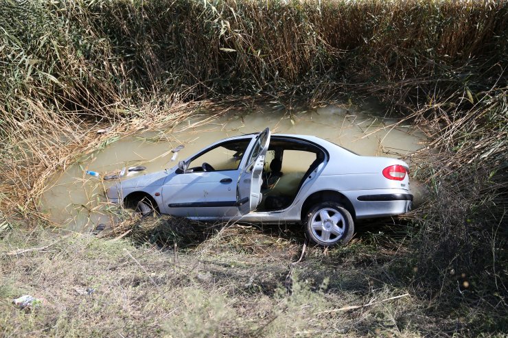 GÜNCELLEME - Adana'da otomobil dereye devrildi: 3 ölü, 1 yaralı