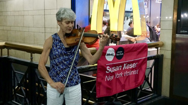 New York metrosuna müzikleriyle renk katıyorlar