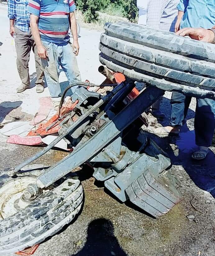 Manisa'da minibüs ile traktör çarpıştı: 12 yaralı