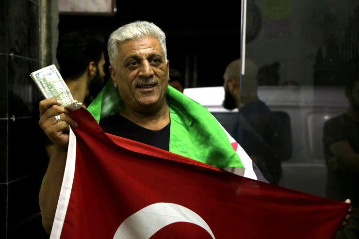 Suriyelilerden Türk lirasına destek