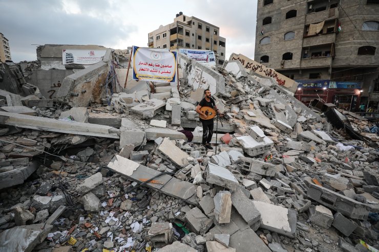 İsrail'in vurduğu kültür merkezinin enkazında Gazze'ye destek konseri