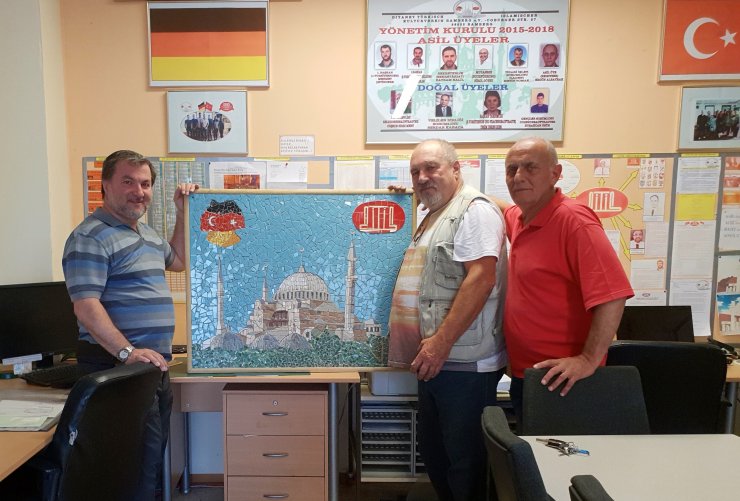 İtalyan usta Almanya'daki cami için fayanstan tablo yaptı