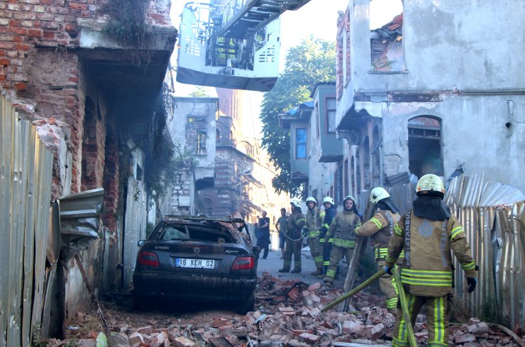 Yangında devrilen duvar otomobili kullanılamaz hale getirdi
