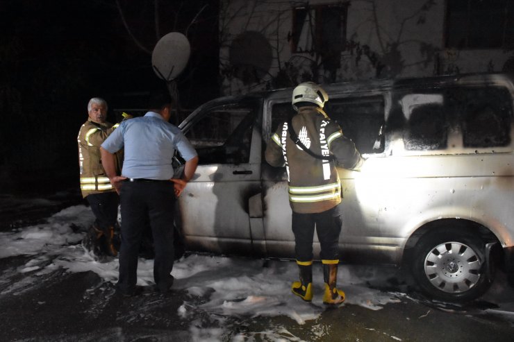 Ümraniye'de park halindeki bir minibüs kundaklandı