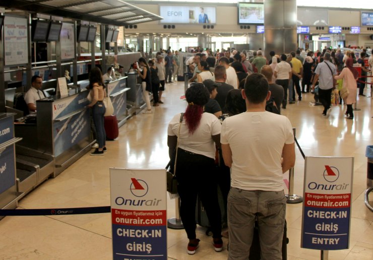 Atatürk Havalimanı'nda bayram yoğunluğu