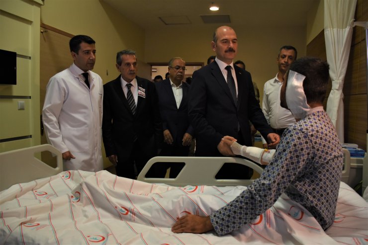 İçişleri Bakanı Soylu yaralı askerleri ziyaret etti