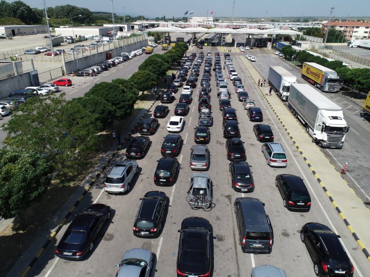 Sınır kapılarında araç kuyrukları