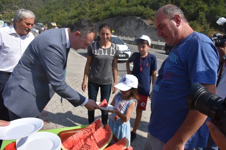 Validen sürücülere karpuz ikramı