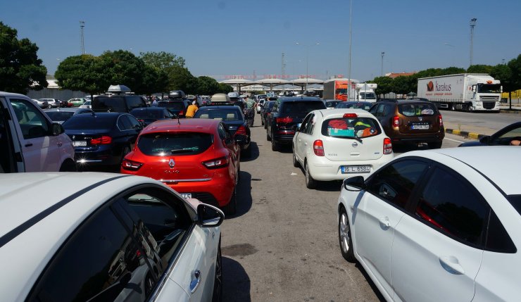 Kapıkule'de dönüş yoğunluğu