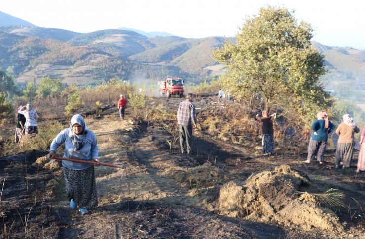 Köylülerden yangın söndürme çalışmasına destek