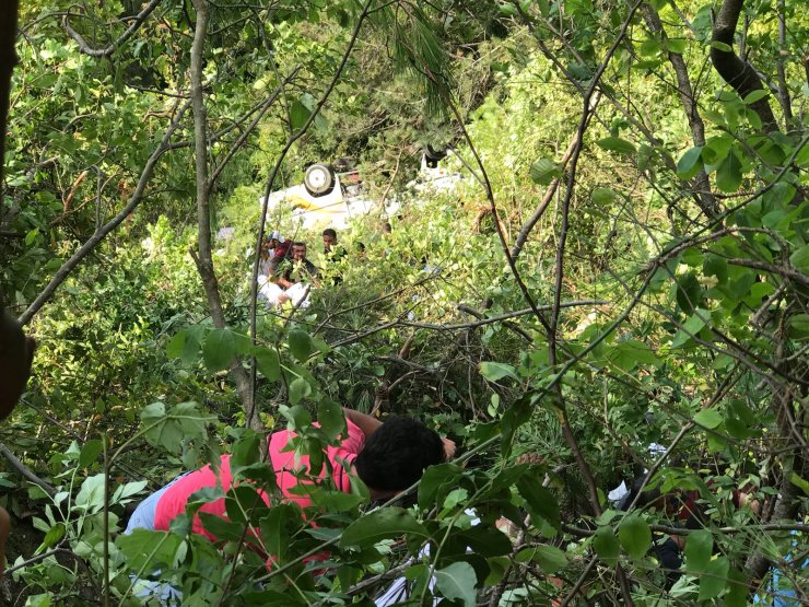 GÜNCELLEME 2 - Bartın'da minibüs şarampole devrildi