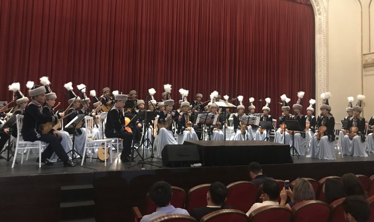 Kazak Halk Enstrümanları Orkestrası konser verdi